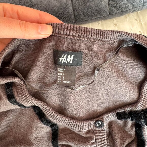 H&M Ruffled Bow Velvet Button Down Cardigan - Picture 4 of 4